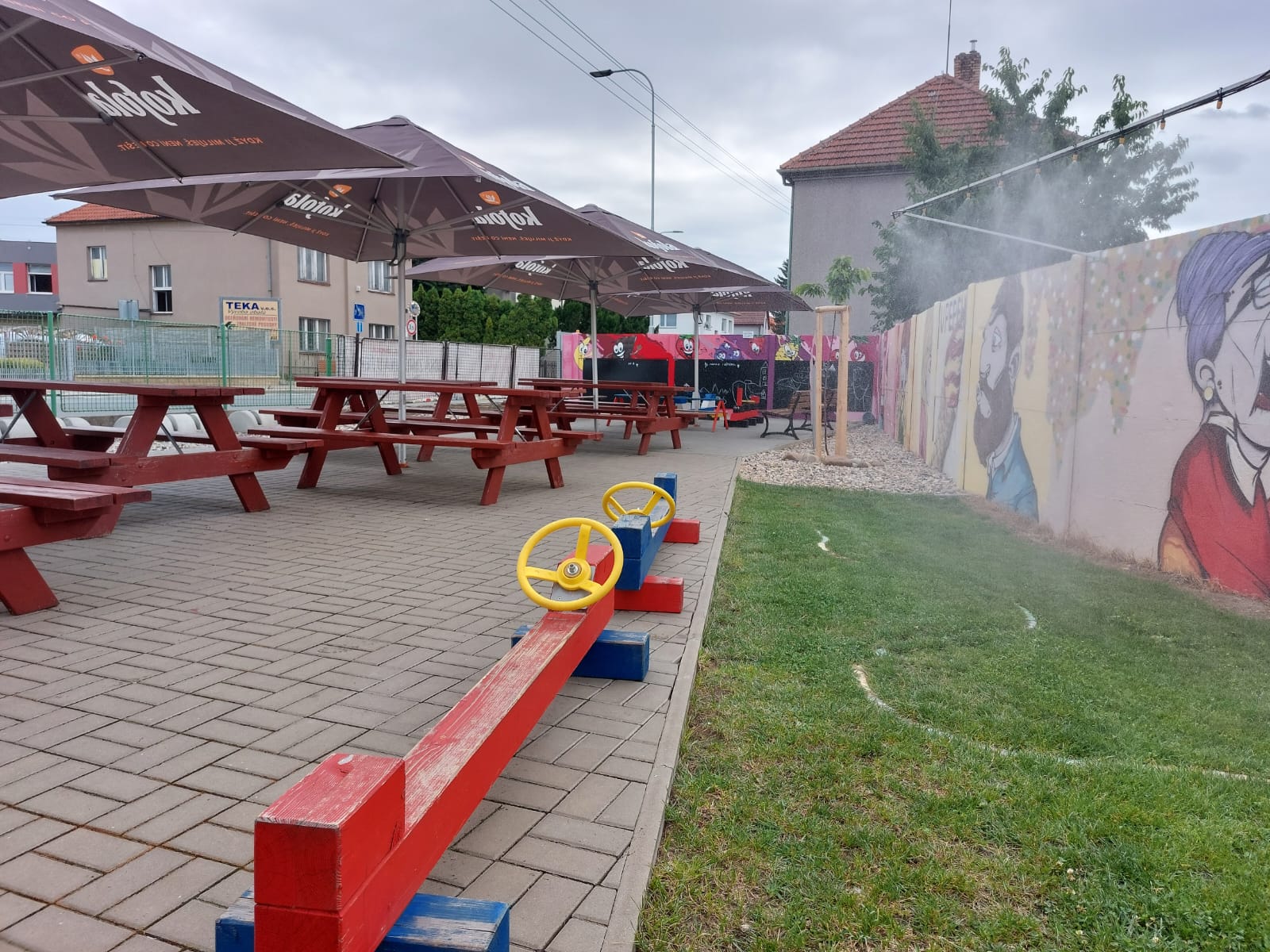 Zahrádka za stánkem