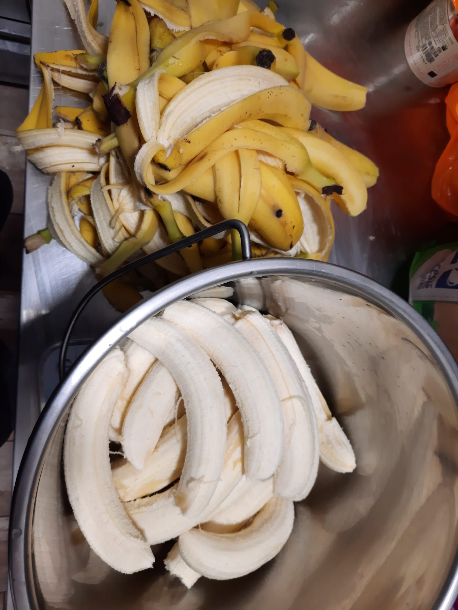 Oloupané banány v kbelíku