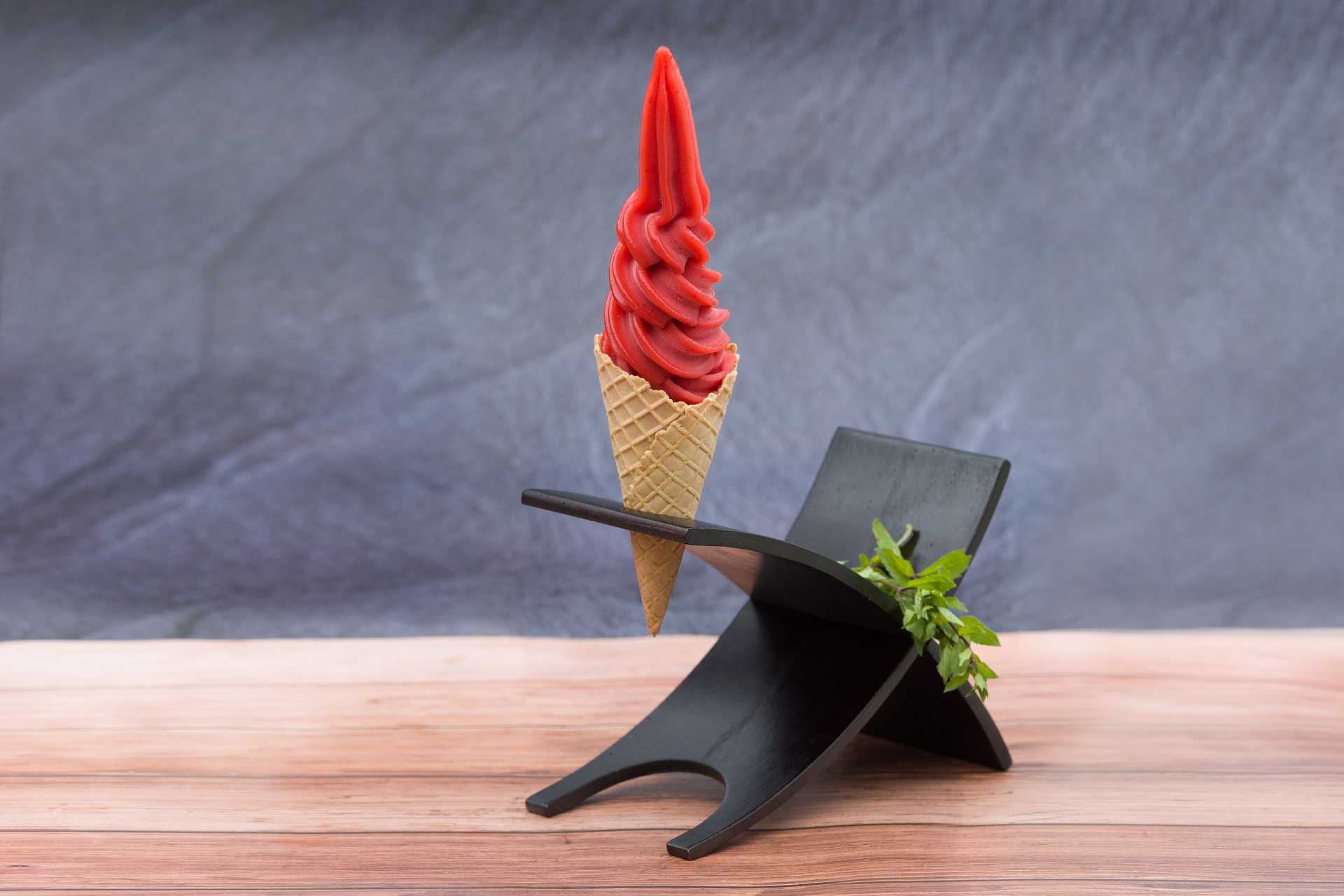 Jahodová zmrzlina na stojanu