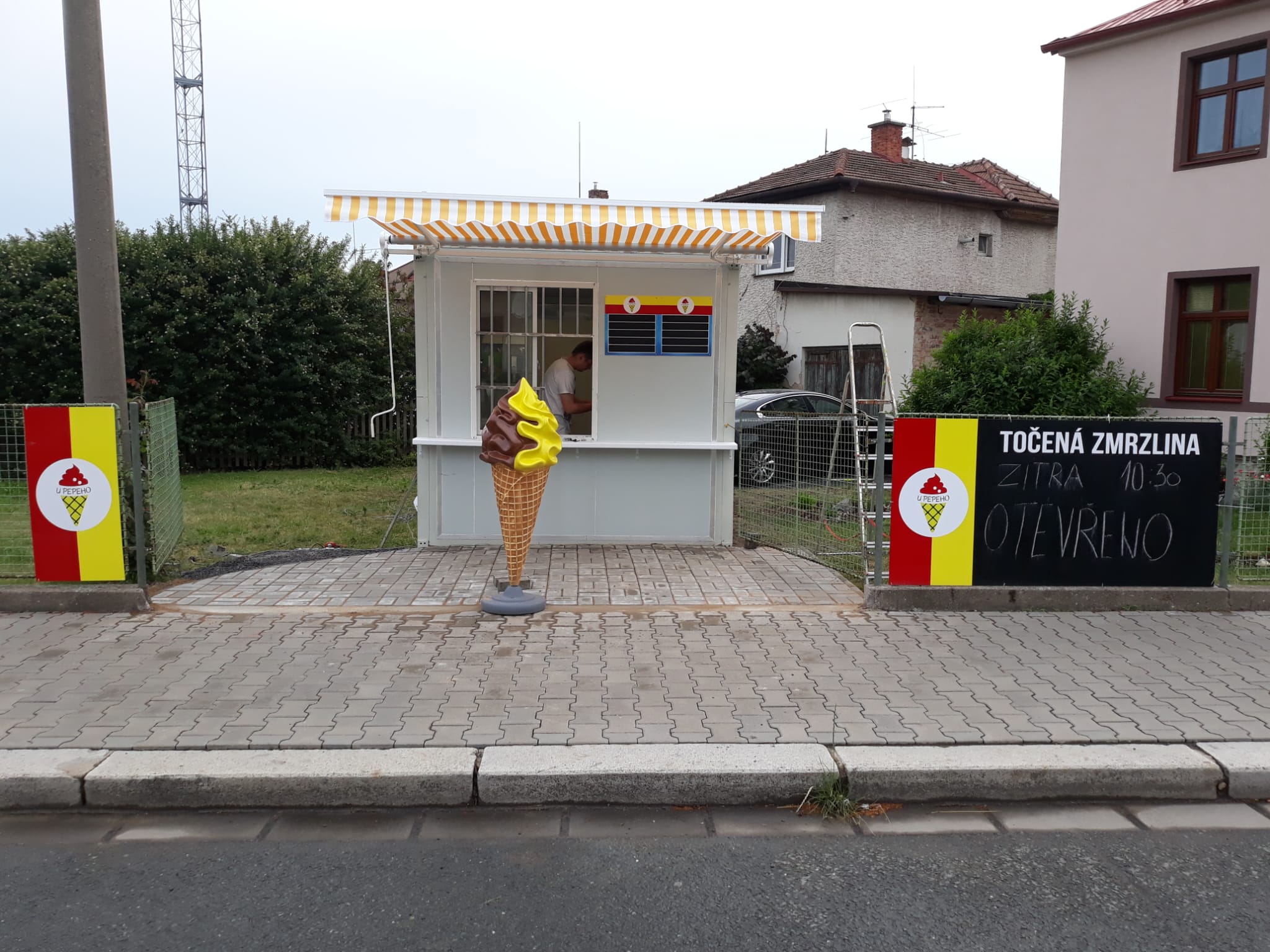 Vyfoceny stánek na začátku